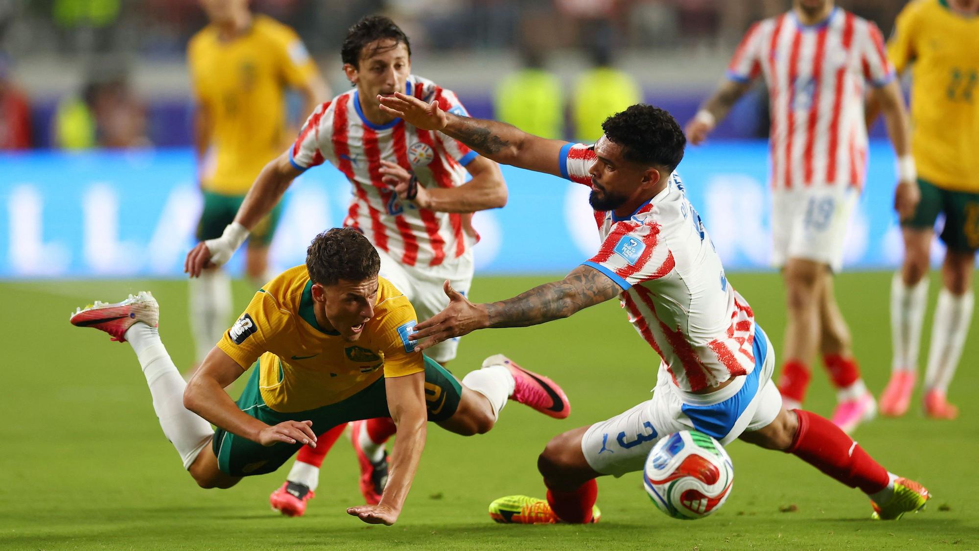 Duell um den Ball im Spiel Paraguay- Australien.