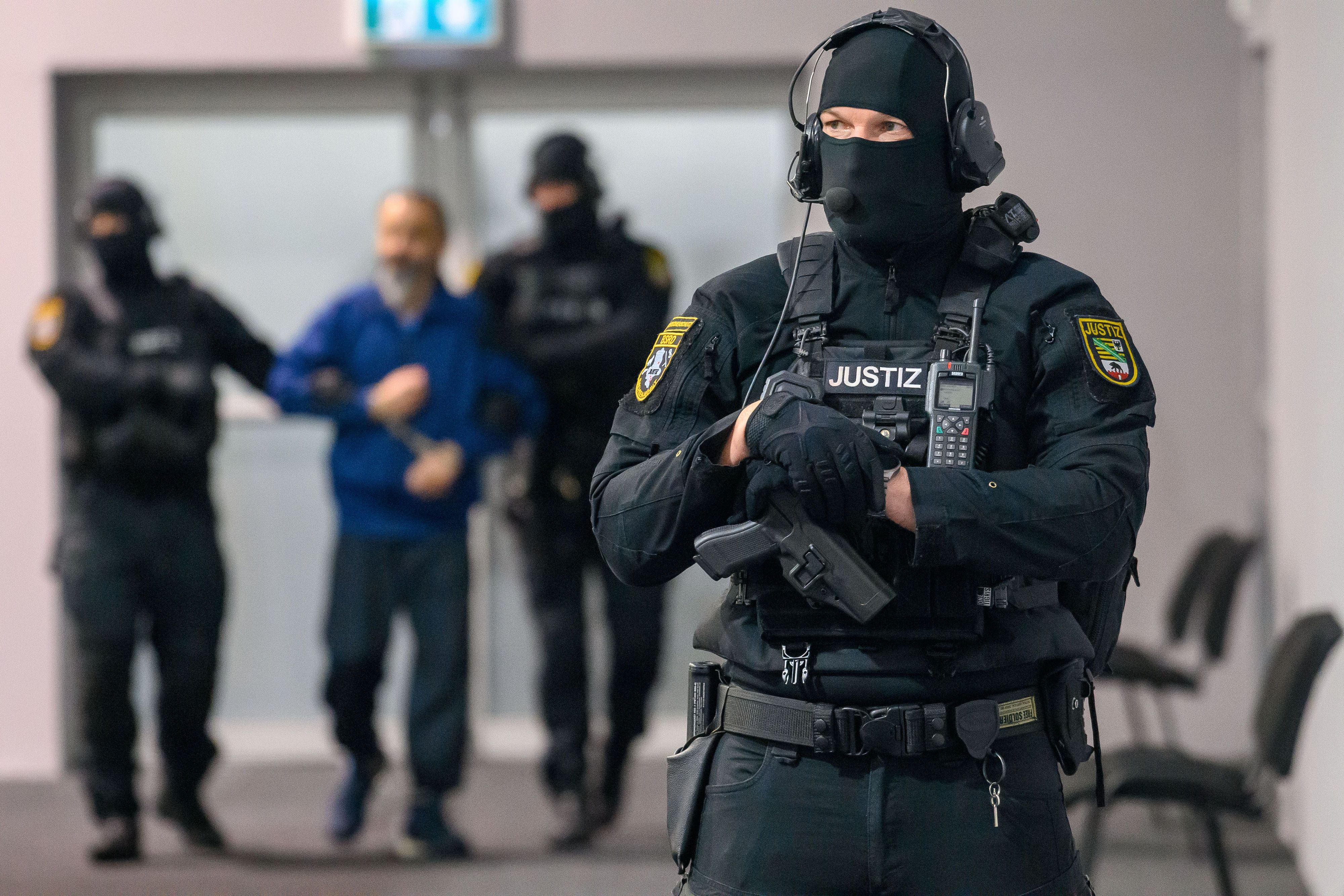 Justizbeamte führen den Angeklagten Taleb A. in den Gerichtssaal des temporären Gerichtsgebäudes des Landgerichts Magdeburg.