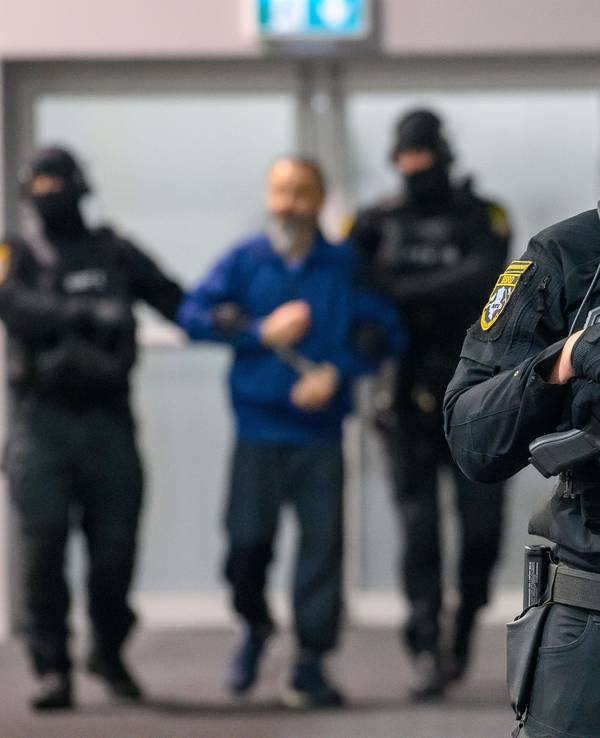 Justizbeamte führen den Angeklagten Taleb A. in den Gerichtssaal des temporären Gerichtsgebäudes des Landgerichts Magdeburg.