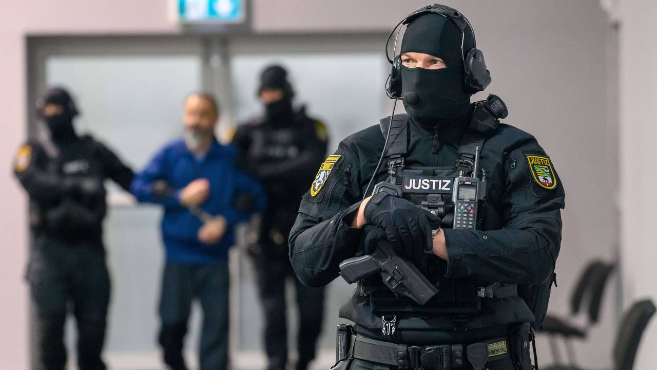 Justizbeamte führen den Angeklagten Taleb A. in den Gerichtssaal des temporären Gerichtsgebäudes des Landgerichts Magdeburg.