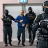 Justizbeamte führen den Angeklagten Taleb A. in den Gerichtssaal des temporären Gerichtsgebäudes des Landgerichts Magdeburg.
