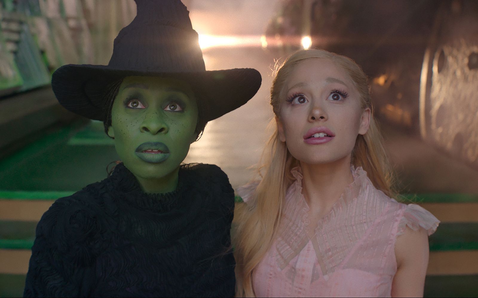 Elphaba (Cynthia Erivo, links) und Glinda (Ariana Grande) tauchen auch im zweiten Teil mit dem „Wicked“-Publikum in die fantasievolle Zauberwelt von Oz ein. Der zweite Teil kann jetzt bei Sky & WOW gestreamt werden. (Bild: Universal Pictures)