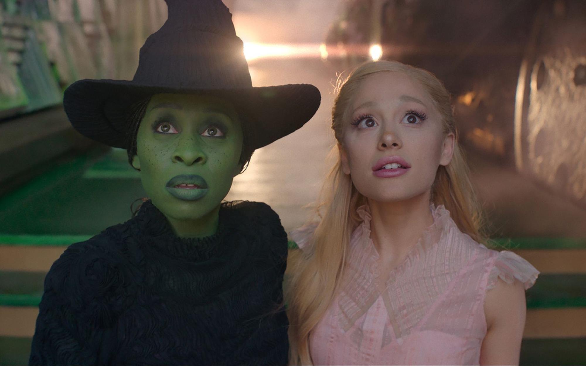 Elphaba (Cynthia Erivo, links) und Glinda (Ariana Grande) tauchen auch im zweiten Teil mit dem „Wicked“-Publikum in die fantasievolle Zauberwelt von Oz ein. Der zweite Teil kann jetzt bei Sky & WOW gestreamt werden. (Bild: Universal Pictures)