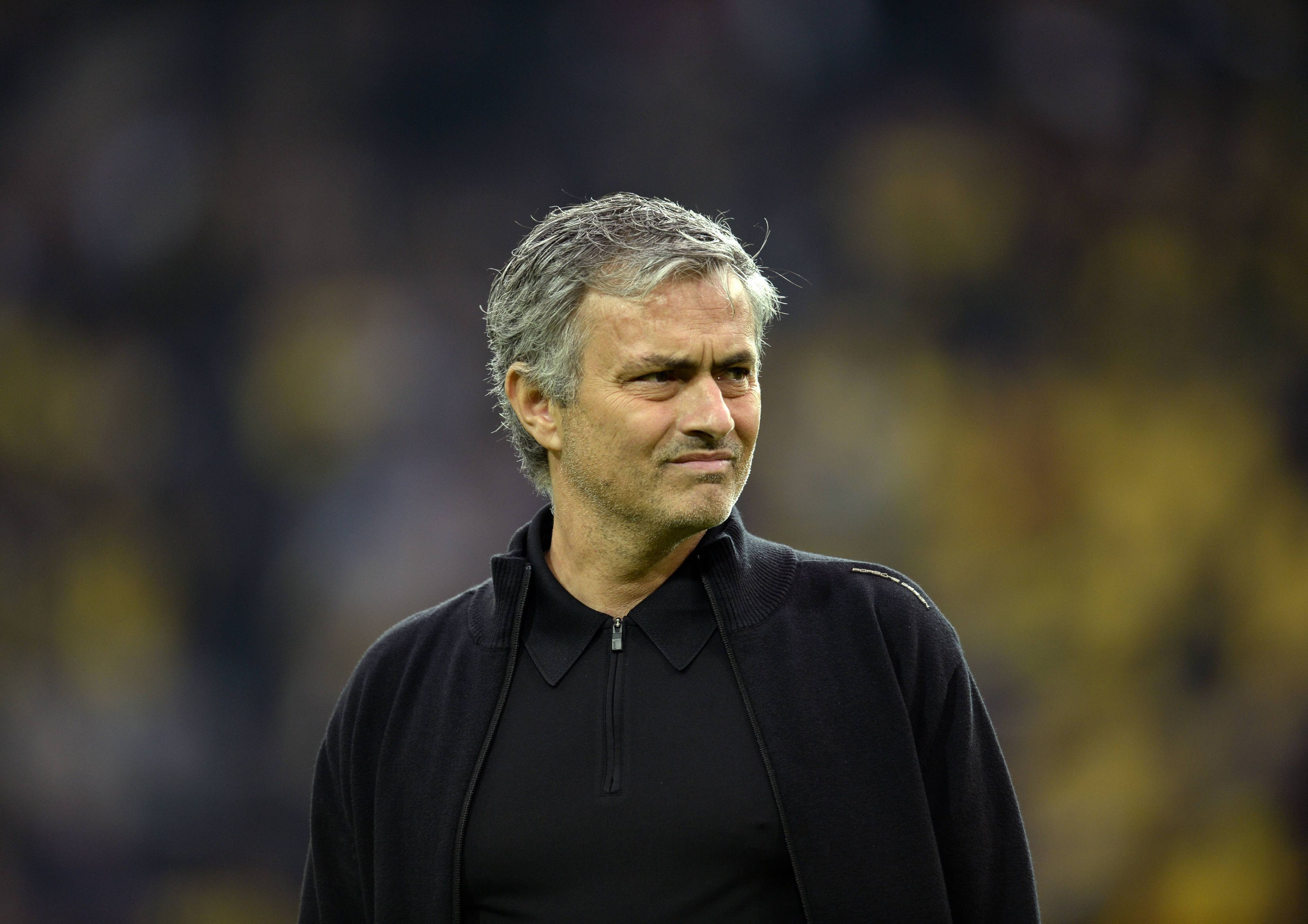 José Mourinho mit grauem Haar und dunkler Kleidung