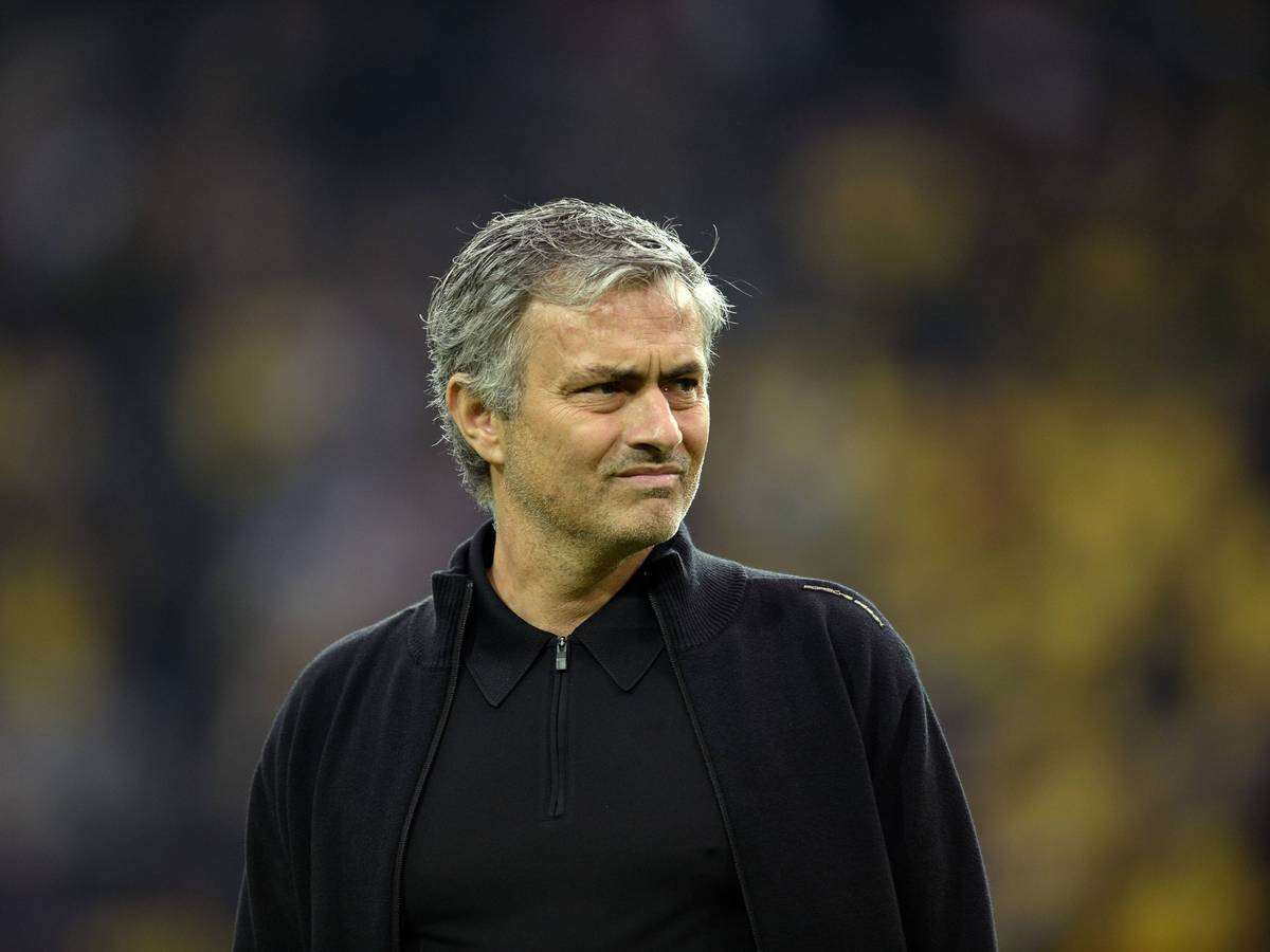 José Mourinho mit grauem Haar und dunkler Kleidung