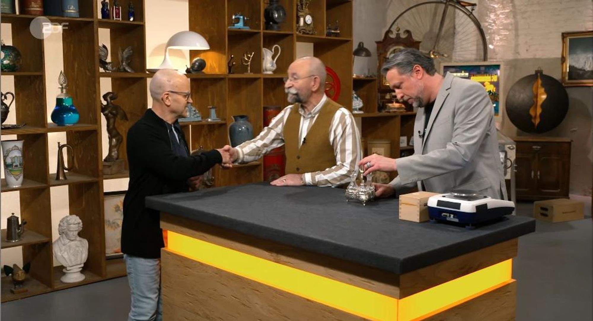 Doch bevor der Fünfer in der Hemdtasche landet, hat Bernt (links) noch weitere Scherze im Petto. „Dein Name war?“, fragt er, nachdem sich der Moderator Horst Lichter (Mitte) vorgestellt hat. Nach kurzem Zögern ergänzt Bernt schließlich: „Scherz“. (Bild: ZDF)