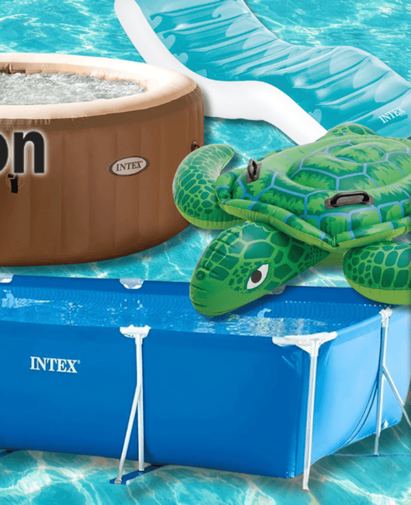 Intex Pools und Zubehör vor einem Wasser-Hintergrund.