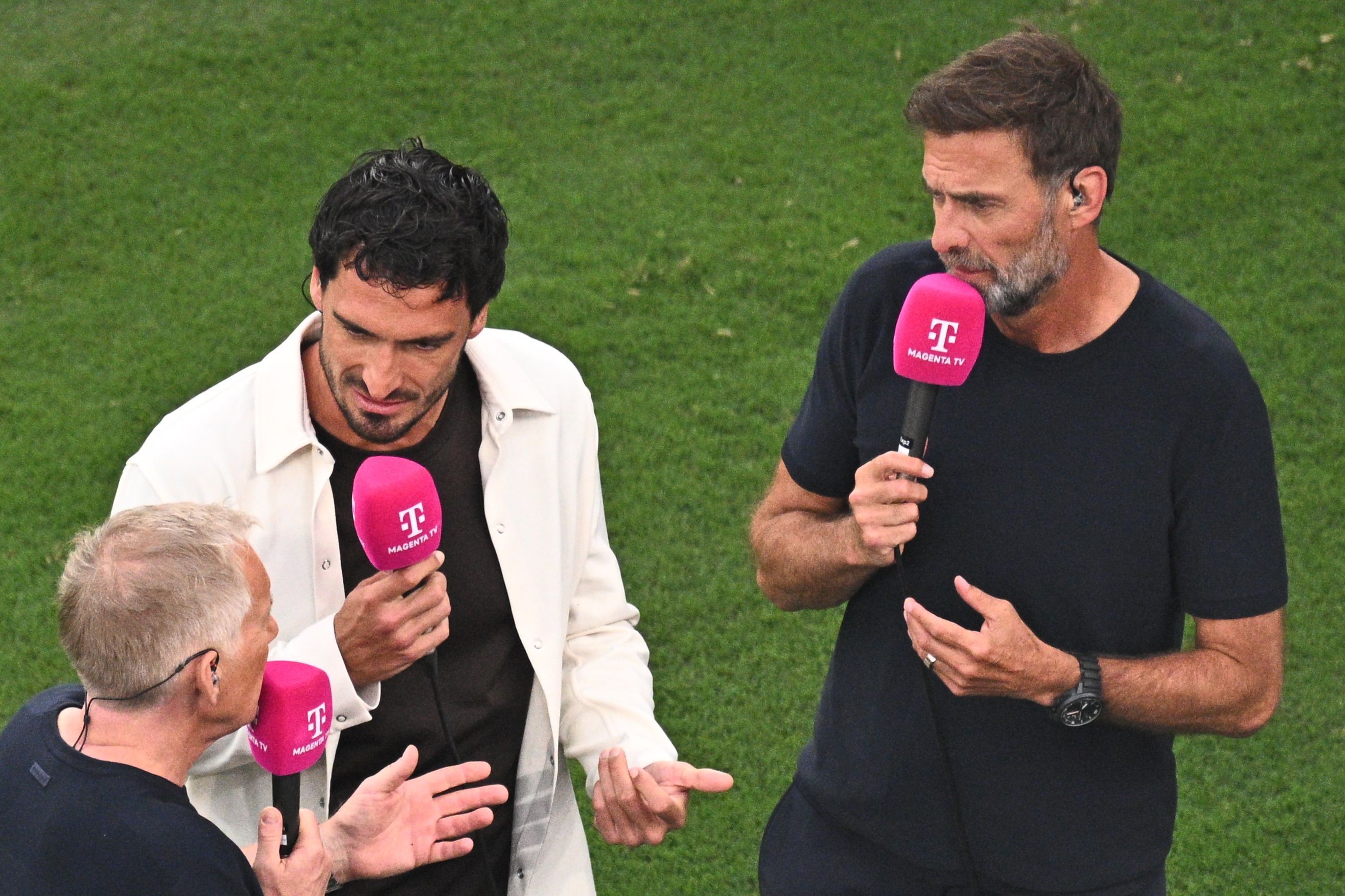 Moderator Johannes B. Kerner (l.–r.) von Magenta-TV spricht nach dem Spiel mit den TV-Experten Mats Hummels und Jürgen Klopp.