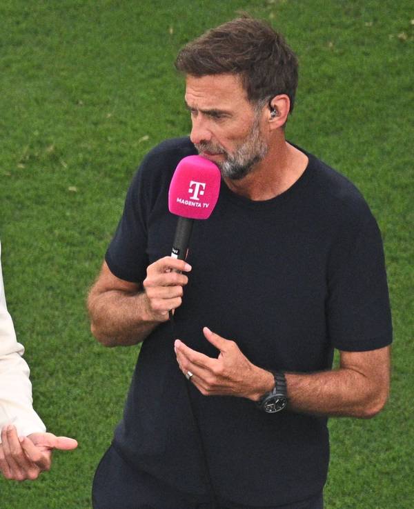 Moderator Johannes B. Kerner (l.–r.) von Magenta-TV spricht nach dem Spiel mit den TV-Experten Mats Hummels und Jürgen Klopp.