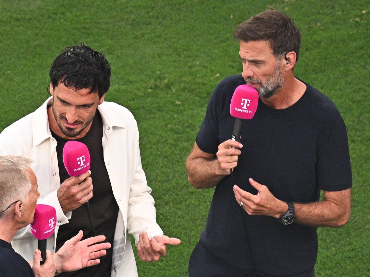 Moderator Johannes B. Kerner (l.–r.) von Magenta-TV spricht nach dem Spiel mit den TV-Experten Mats Hummels und Jürgen Klopp.
