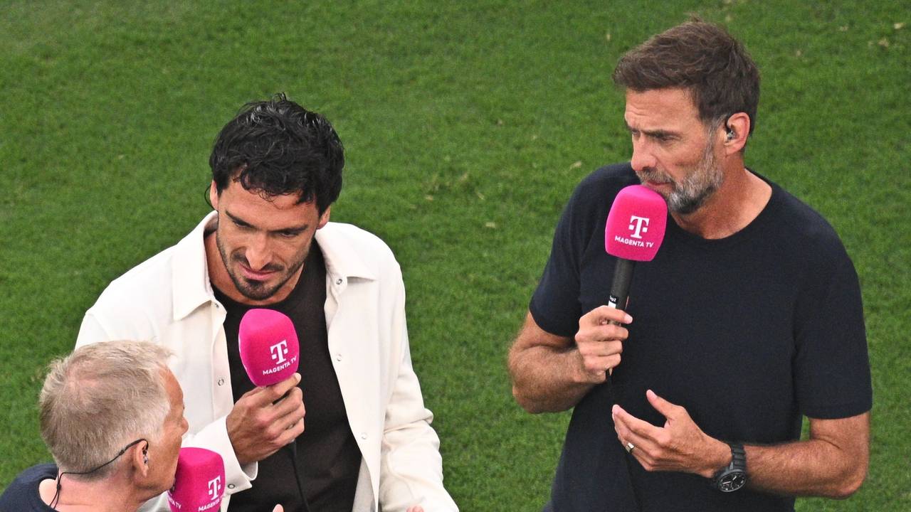 Moderator Johannes B. Kerner (l.–r.) von Magenta-TV spricht nach dem Spiel mit den TV-Experten Mats Hummels und Jürgen Klopp.