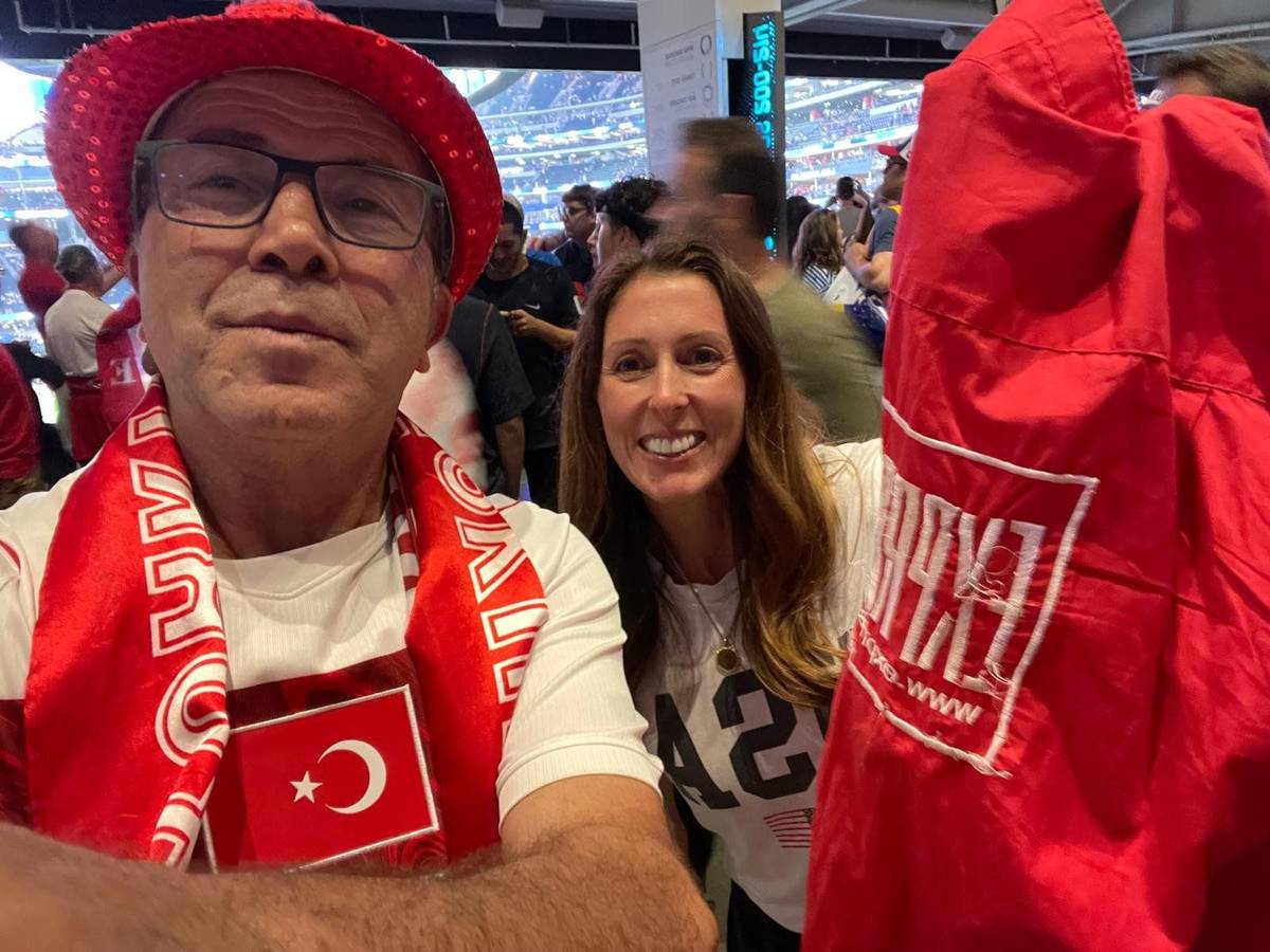 Halil Cetin mit einem USA-Fan im Fußballstadion