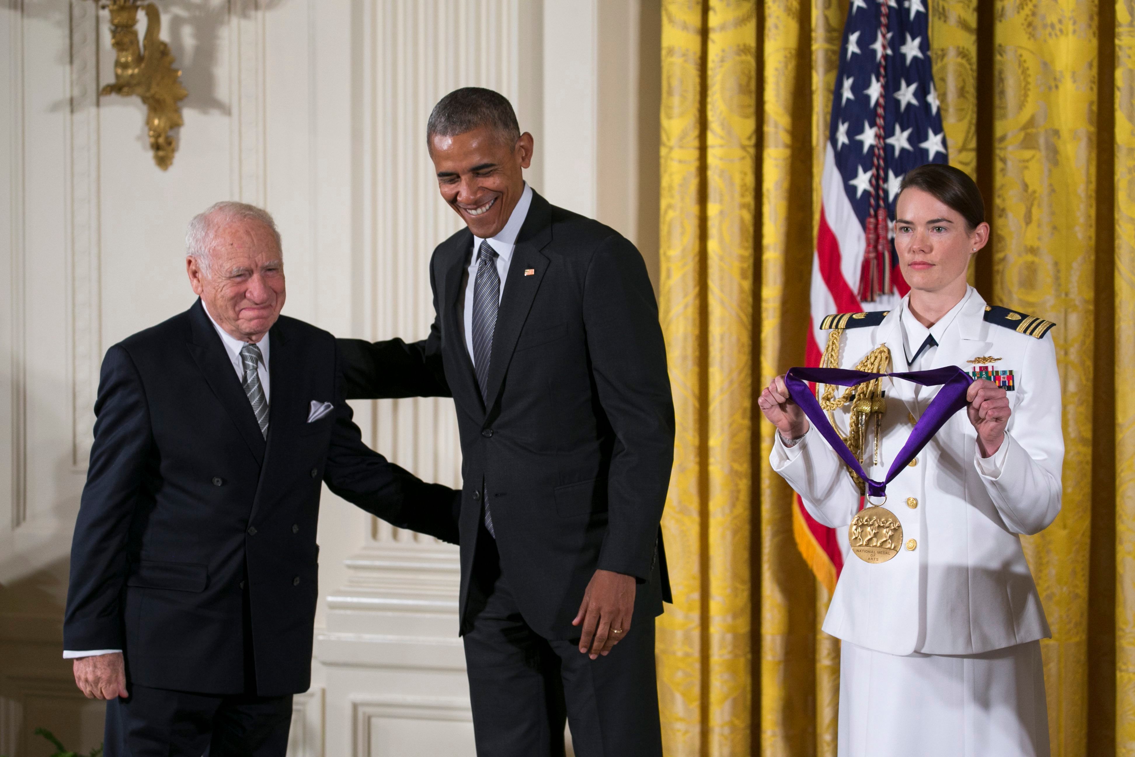 Der damalige US-Präsident Barack Obama (M) verleiht dem Schauspieler, Komiker und Schriftsteller Mel Brooks (l) die National Medal of Arts während einer Zeremonie im East Room des Weißen Hauses.