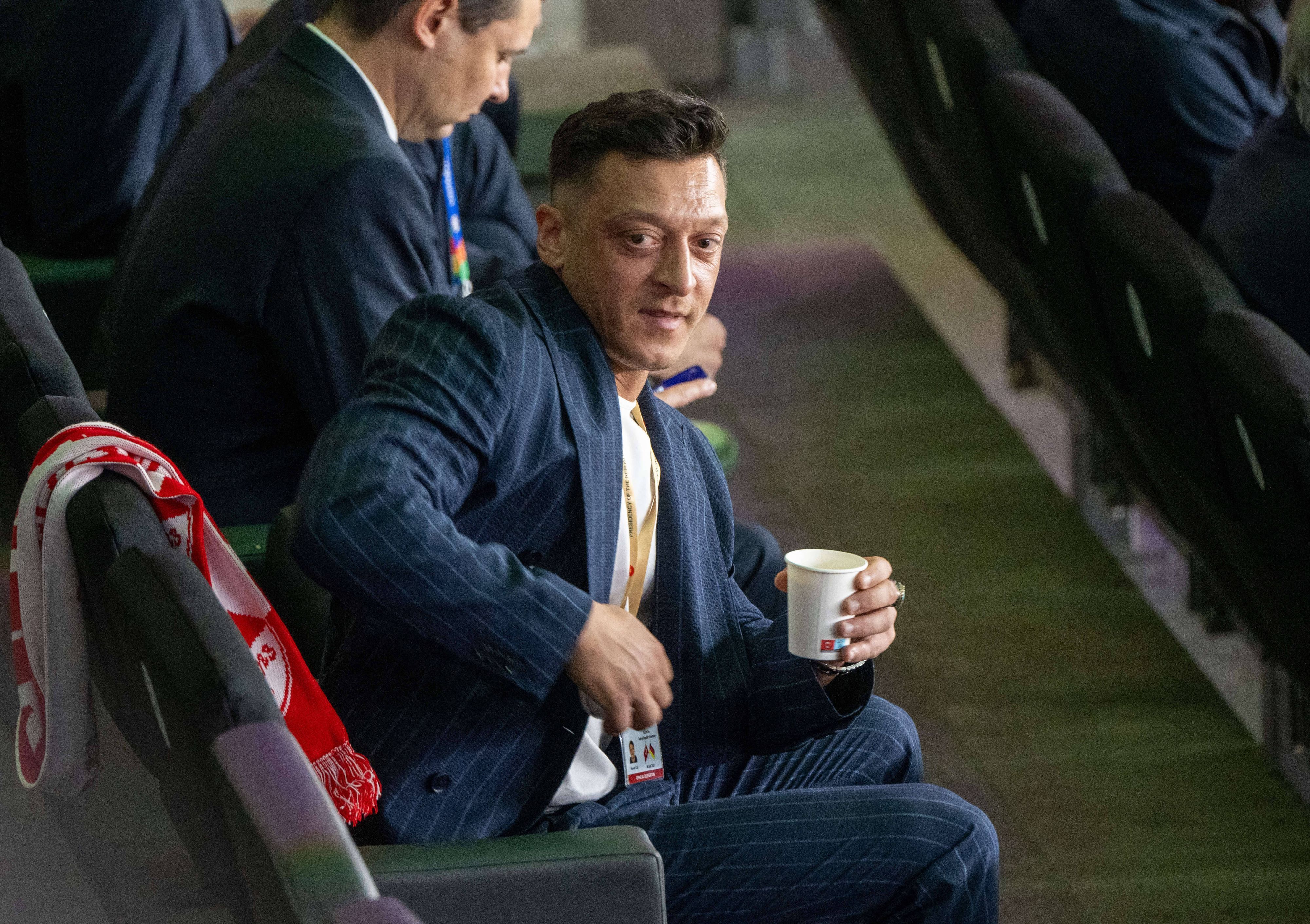 Mesut Özil lauf der Tribüne.