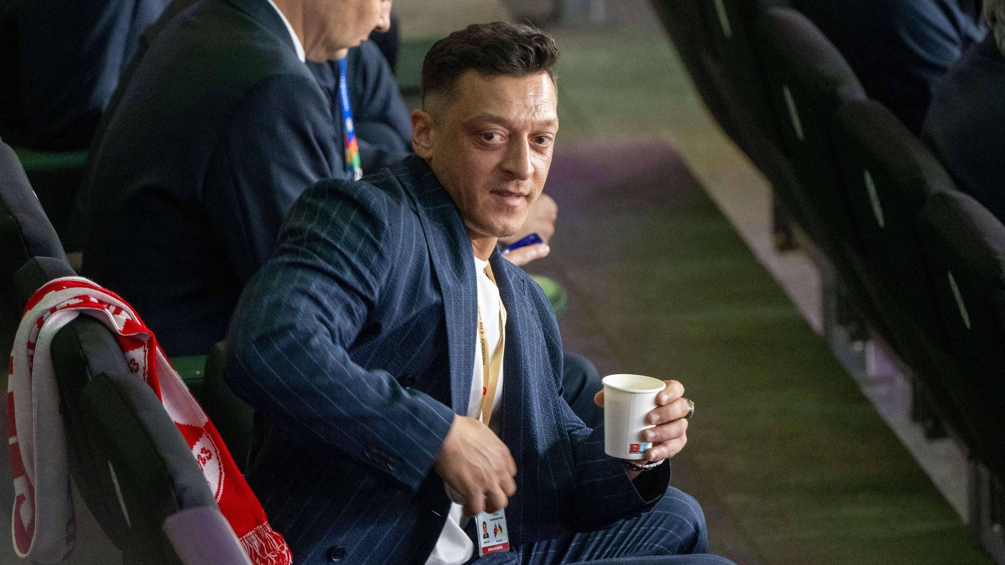 Mesut Özil lauf der Tribüne.