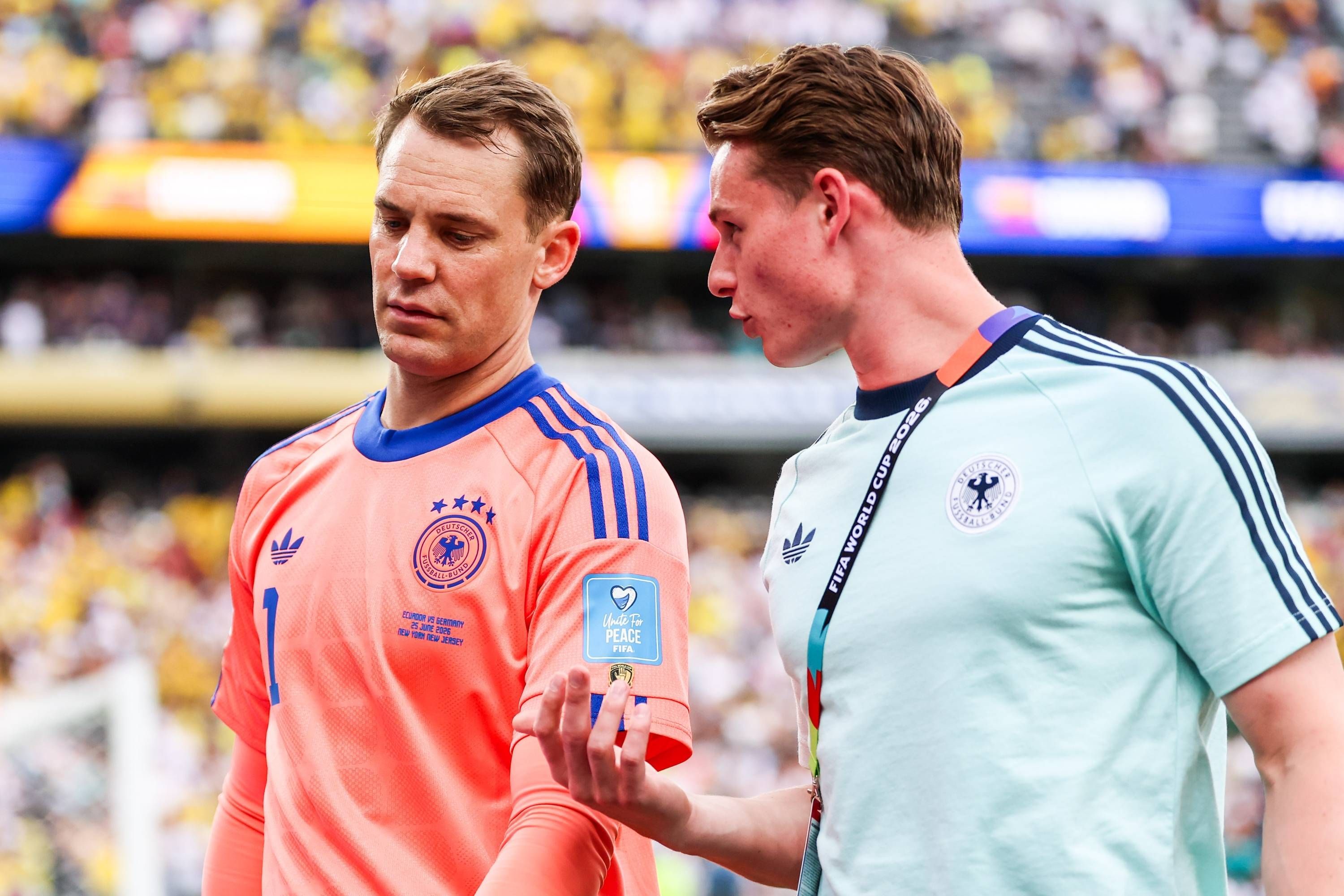 Manuel Neuet spricht mit Jonas Urbig.