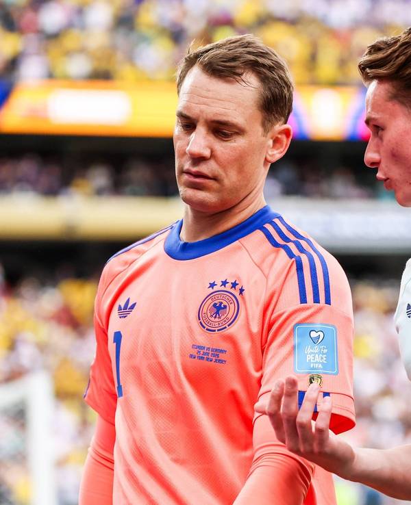 Manuel Neuet spricht mit Jonas Urbig.