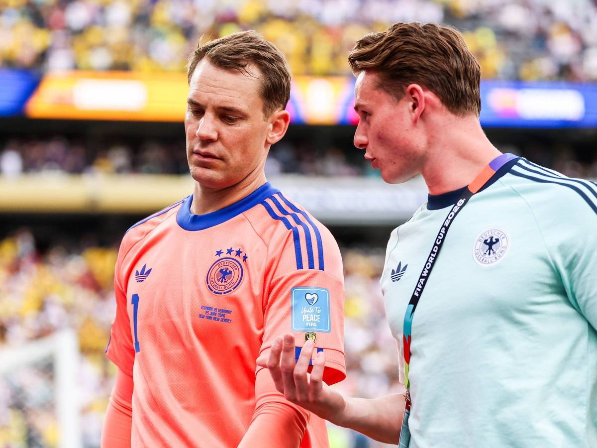 Manuel Neuet spricht mit Jonas Urbig.
