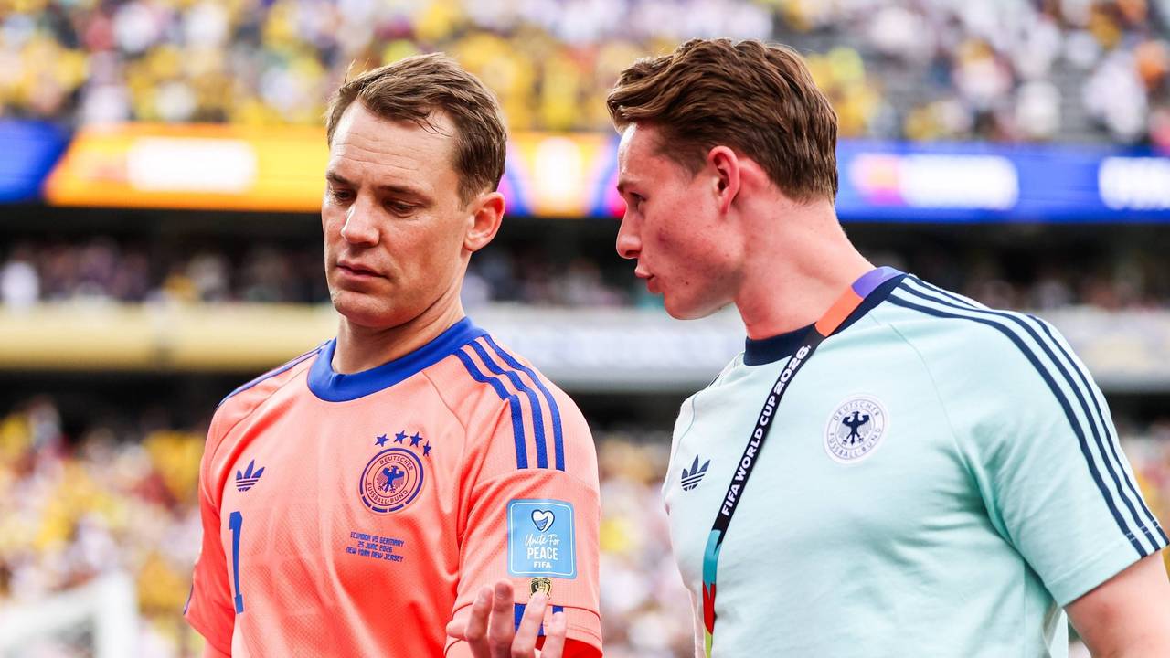 Manuel Neuet spricht mit Jonas Urbig.