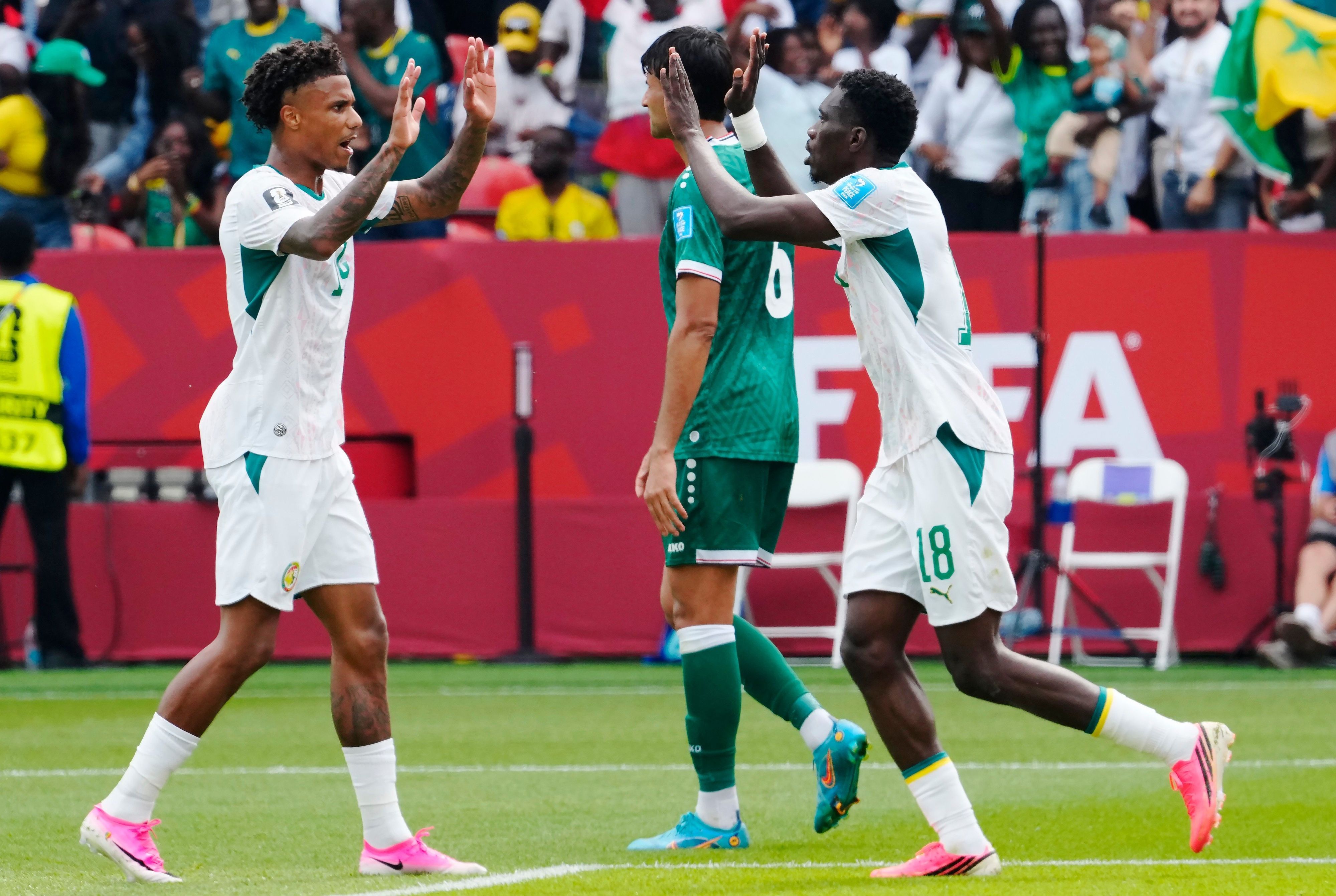 Ismail Jakobs jubelt mit Ismaila Sarr (r).