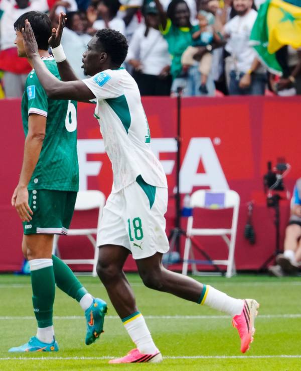 Ismail Jakobs jubelt mit Ismaila Sarr (r).