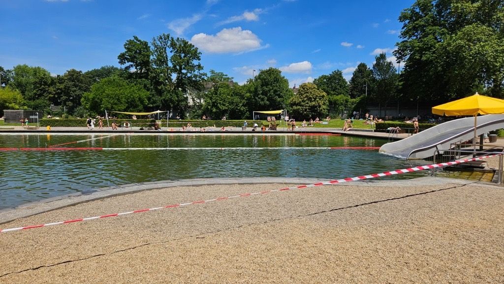 Der Kölner Lentpark muss sein Schwimmangebot wegen der Hitze einschränken. (Archivbild)