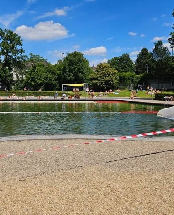 Der Kölner Lentpark muss sein Schwimmangebot wegen der Hitze einschränken. (Archivbild)