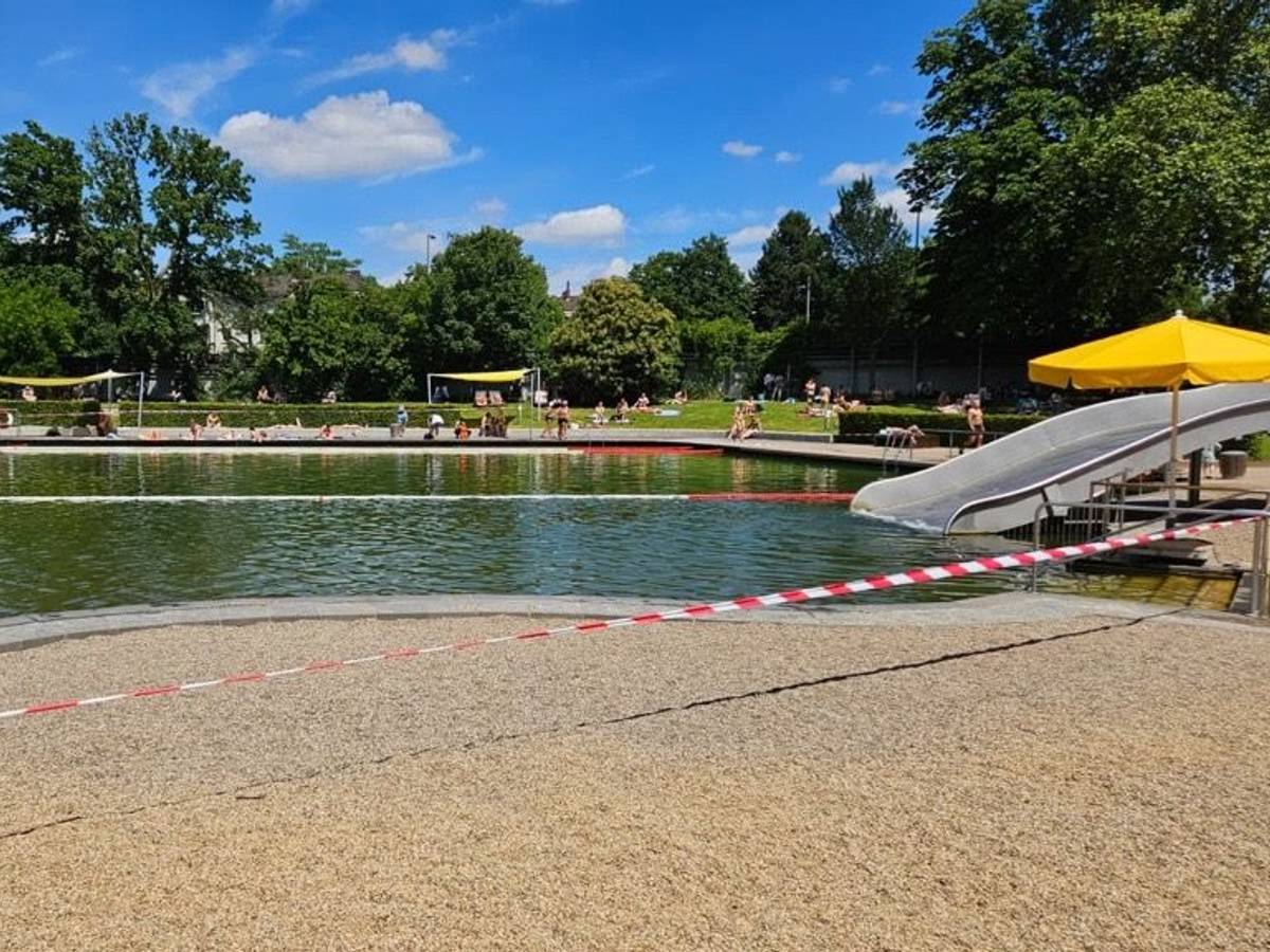 Der Kölner Lentpark muss sein Schwimmangebot wegen der Hitze einschränken. (Archivbild)