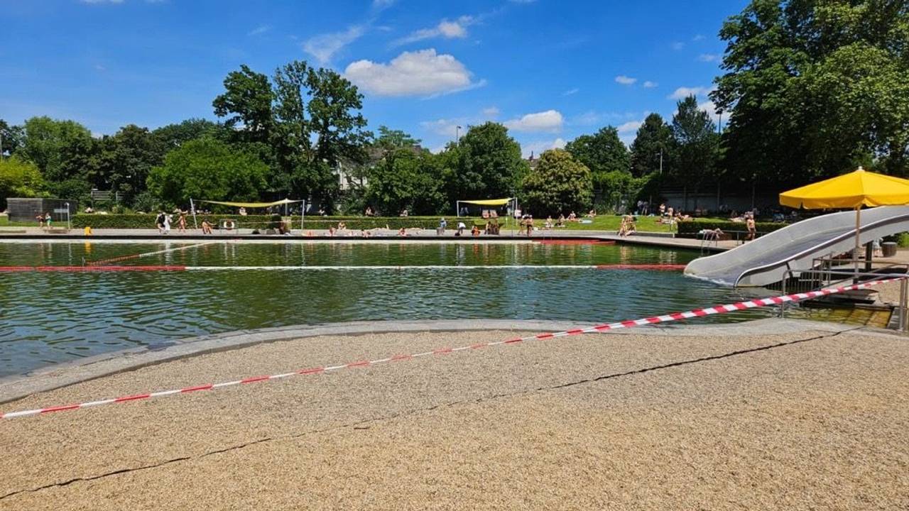 Der Kölner Lentpark muss sein Schwimmangebot wegen der Hitze einschränken. (Archivbild)
