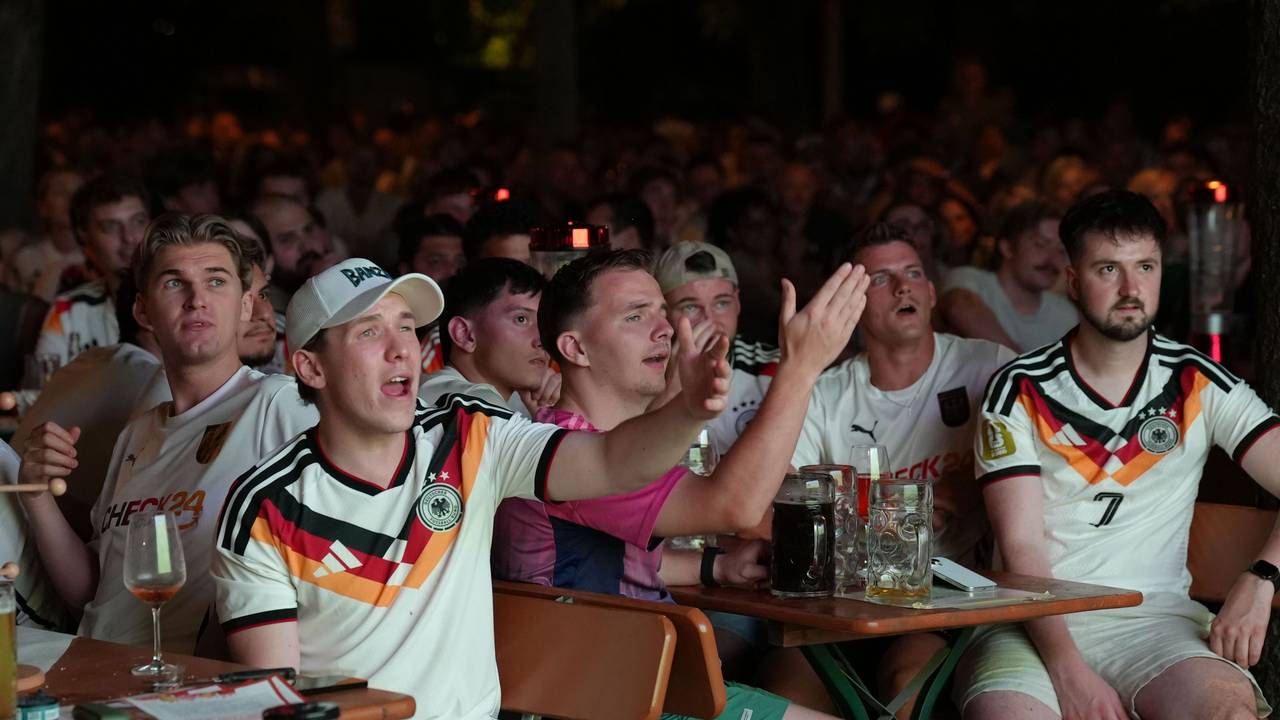 Fans verfolgen das Spiel beim Public Viewing und reagieren enttäuscht auf eine Spielszene.