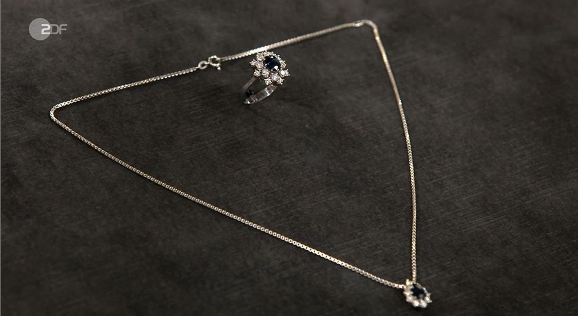 In der Trödelsendung bringen Mutter Alice und Tochter Milena einen Ring und eine Veneziakette mit Anhänger zum Verkauf mit. Der aus 585er Weißgold bestehende Schmuck wurde in den 1970er-Jahren in Deutschland gefertigt. Der Wert wird von Patrick Lessner auf etwa 1.200 bis 1.400 Euro geschätzt. Elisabeth Nüdling erwirbt die Stücke für 1.300 Euro. (Bild: ZDF)