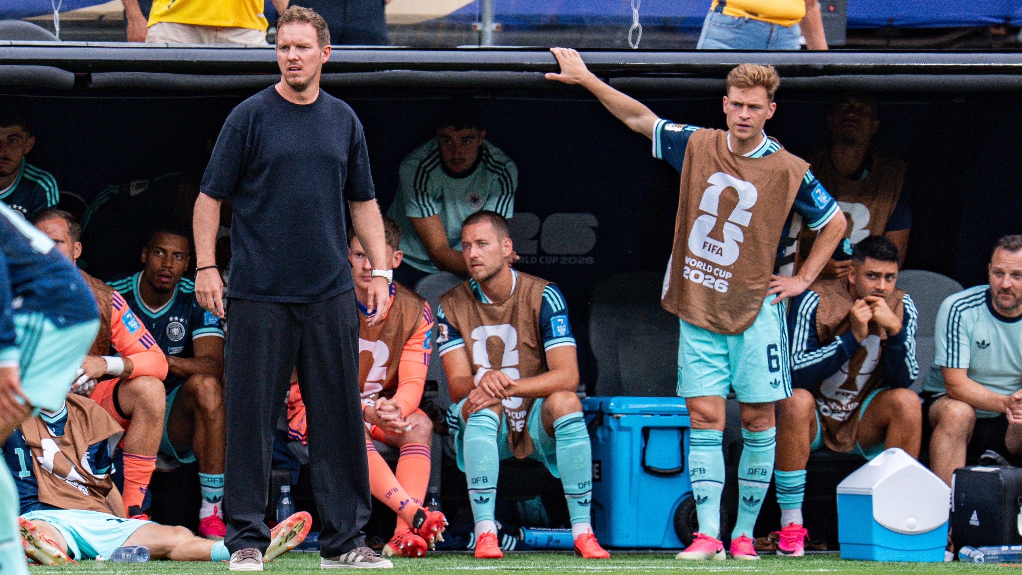 Julian Nagelsmann coacht beim Deutschland-Spiel, im Hintergrund lehnt Joshua Kimmich an der Ersatzbank.