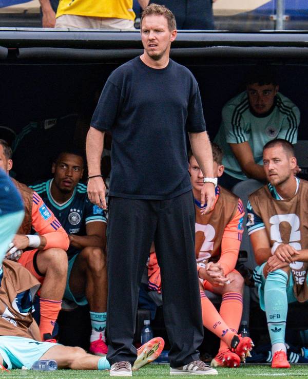 Julian Nagelsmann coacht beim Deutschland-Spiel, im Hintergrund lehnt Joshua Kimmich an der Ersatzbank.
