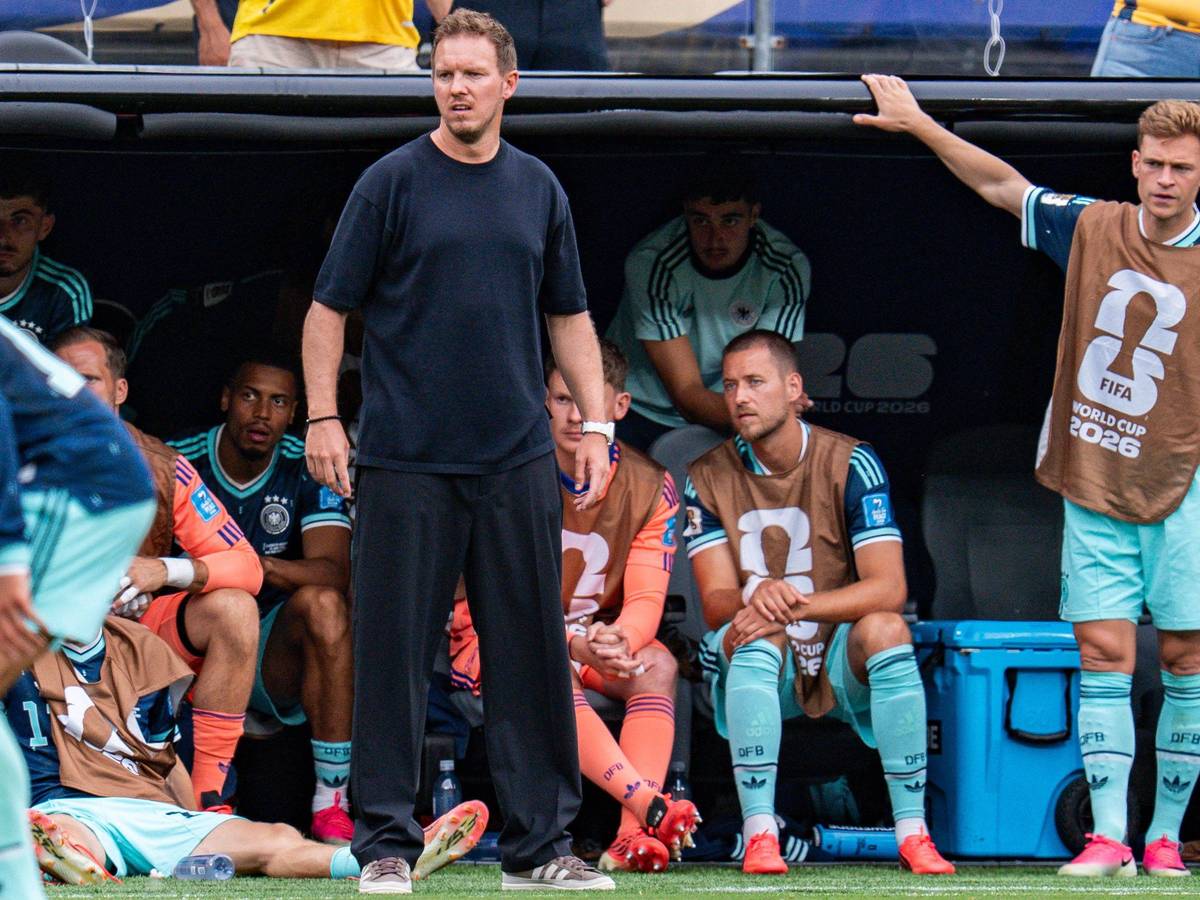 Julian Nagelsmann coacht beim Deutschland-Spiel, im Hintergrund lehnt Joshua Kimmich an der Ersatzbank.