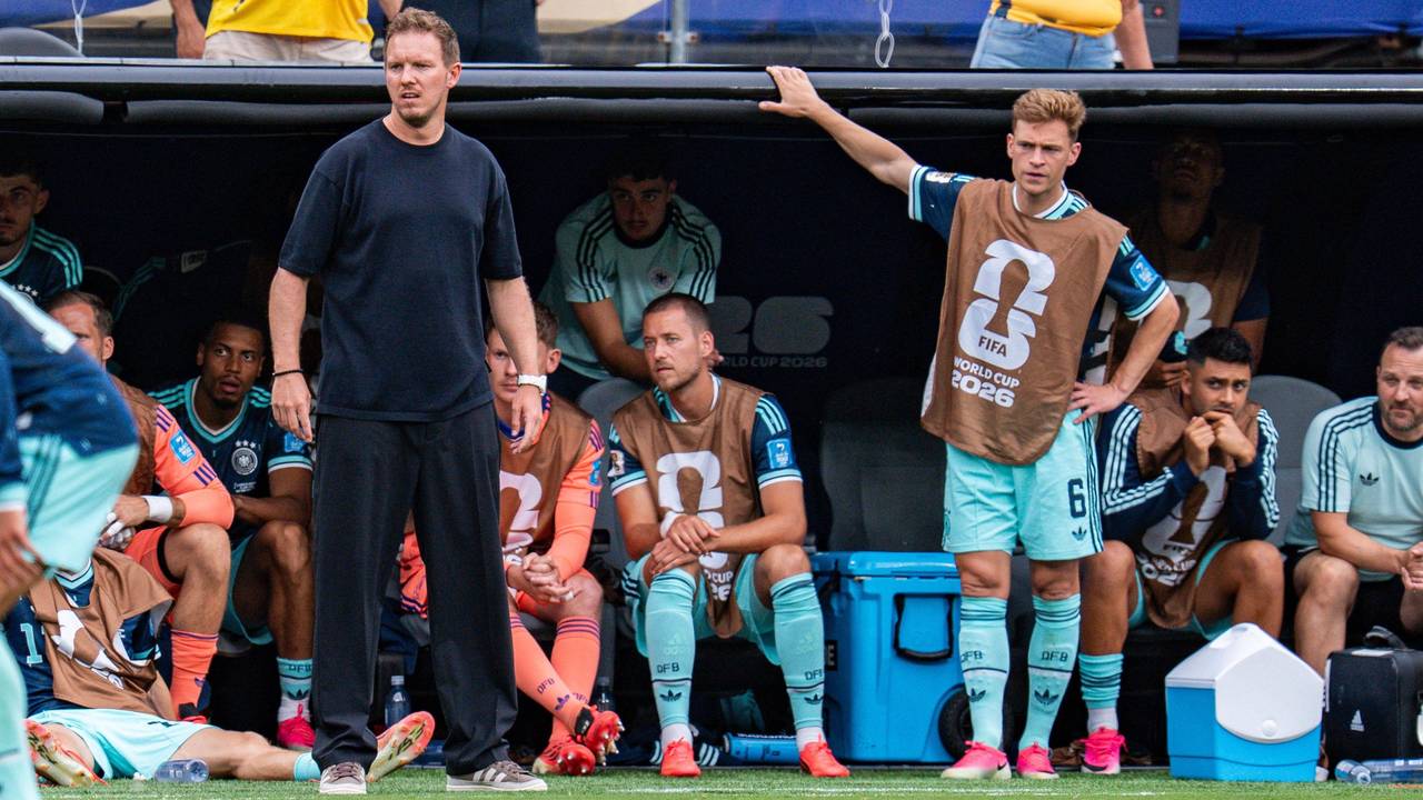 Julian Nagelsmann coacht beim Deutschland-Spiel, im Hintergrund lehnt Joshua Kimmich an der Ersatzbank.