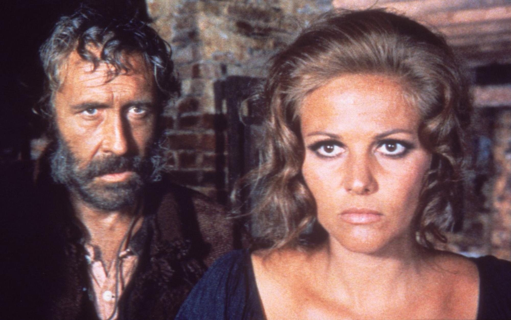 Einen Tag vor ihrer Hochzeit wurde Jills (Claudia Cardinale) Auserwählter von einem Killer erschossen. Der Outlaw Cheyenne (Jason Robards) will ihr helfen. (Bild: rbb/BR/2003 by Paramount Pictures Corporation)