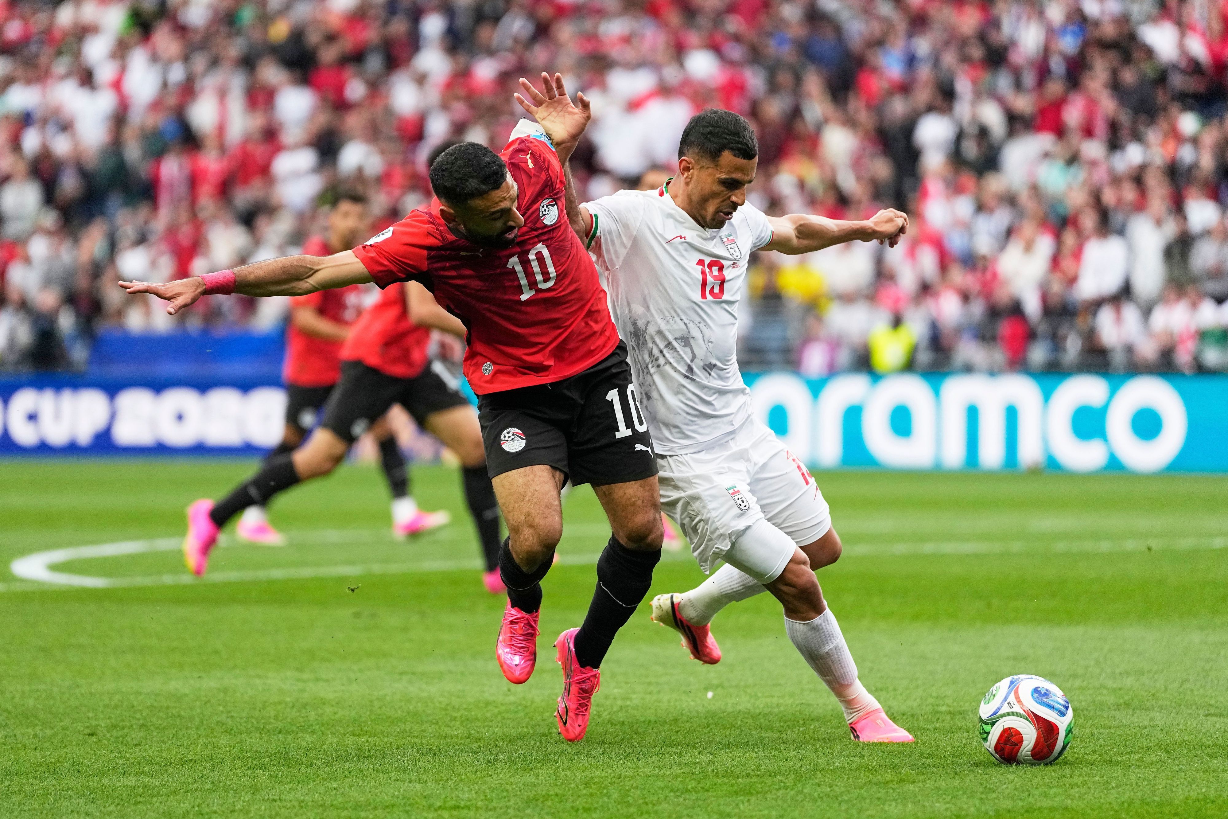 Der Ägypter Mohamed Salah (10) kämpft mit dem Iraner Ali Nemati (19) um den Ball.