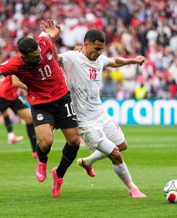 Der Ägypter Mohamed Salah (10) kämpft mit dem Iraner Ali Nemati (19) um den Ball.