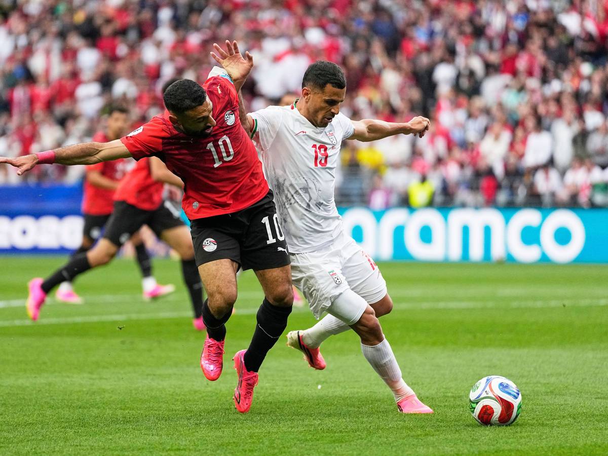 Der Ägypter Mohamed Salah (10) kämpft mit dem Iraner Ali Nemati (19) um den Ball.