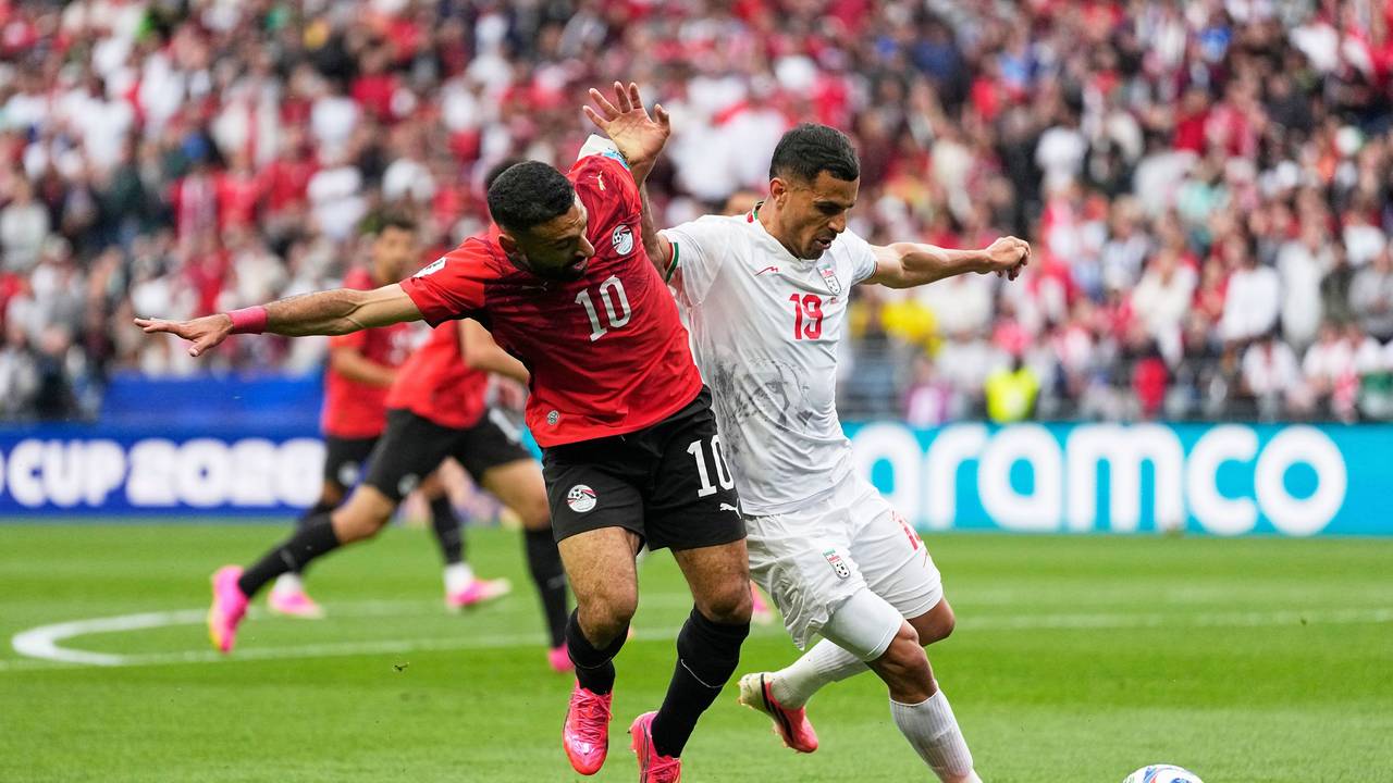 Der Ägypter Mohamed Salah (10) kämpft mit dem Iraner Ali Nemati (19) um den Ball.