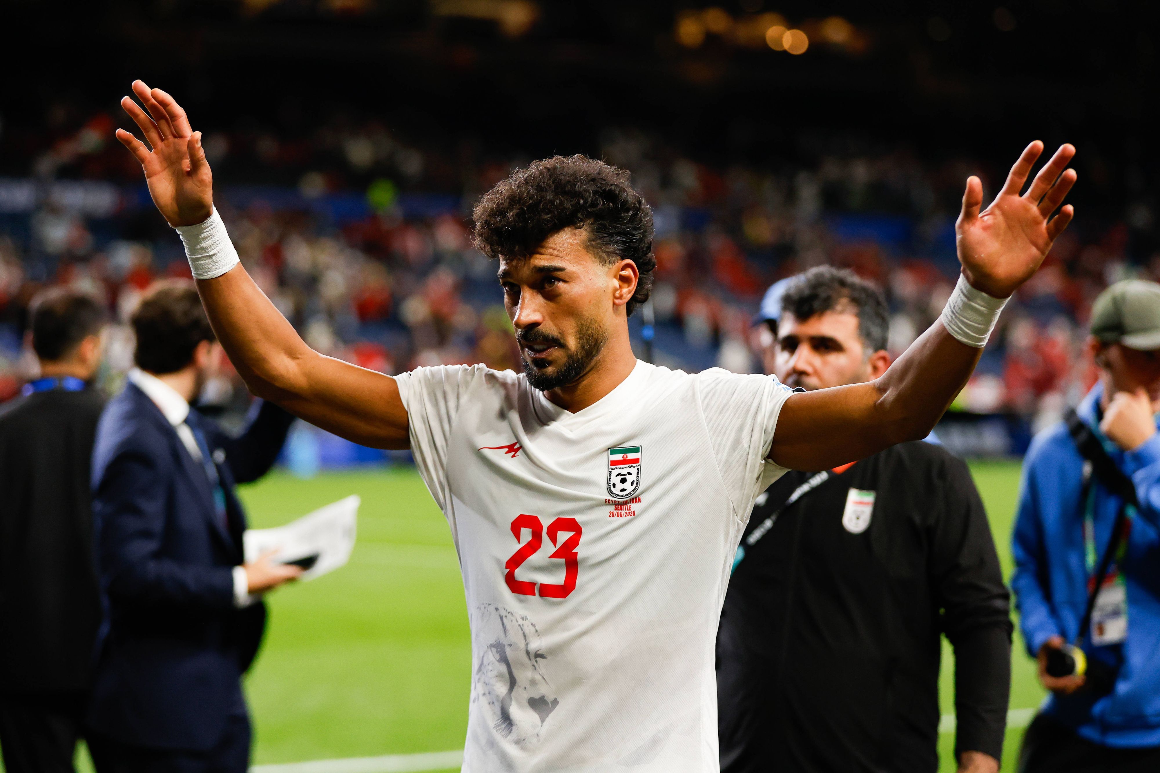 Ramin Rezaeian grüßt die Fans, als er den Platz verlässt.