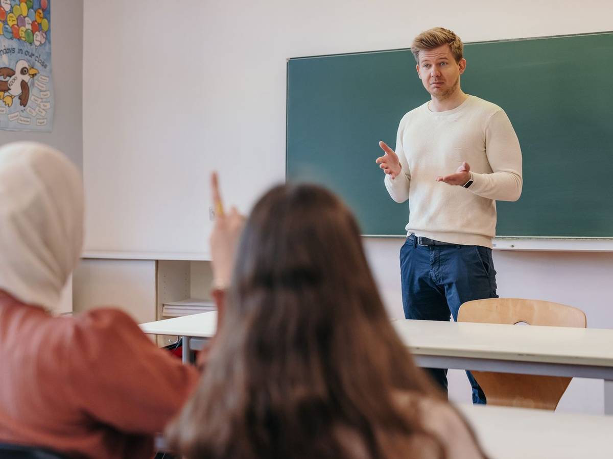 Linnar geht ehrenamtlich an Schulen und lehrt über Finanzthemen und die Gründung eines Start-ups. (Bild: ZDF/Jens Gyarmaty)