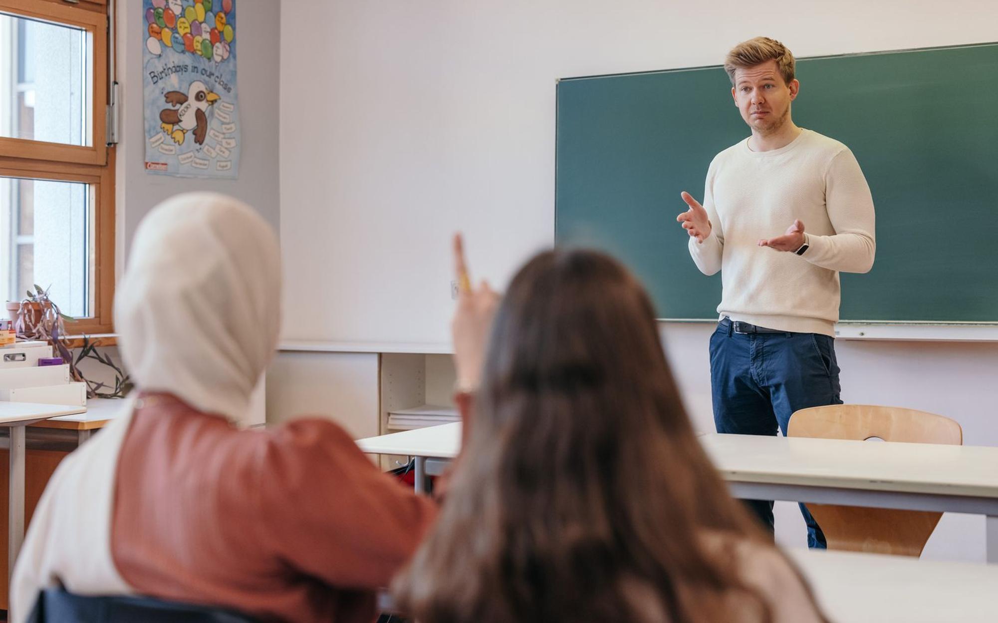 Linnar geht ehrenamtlich an Schulen und lehrt über Finanzthemen und die Gründung eines Start-ups. (Bild: ZDF/Jens Gyarmaty)
