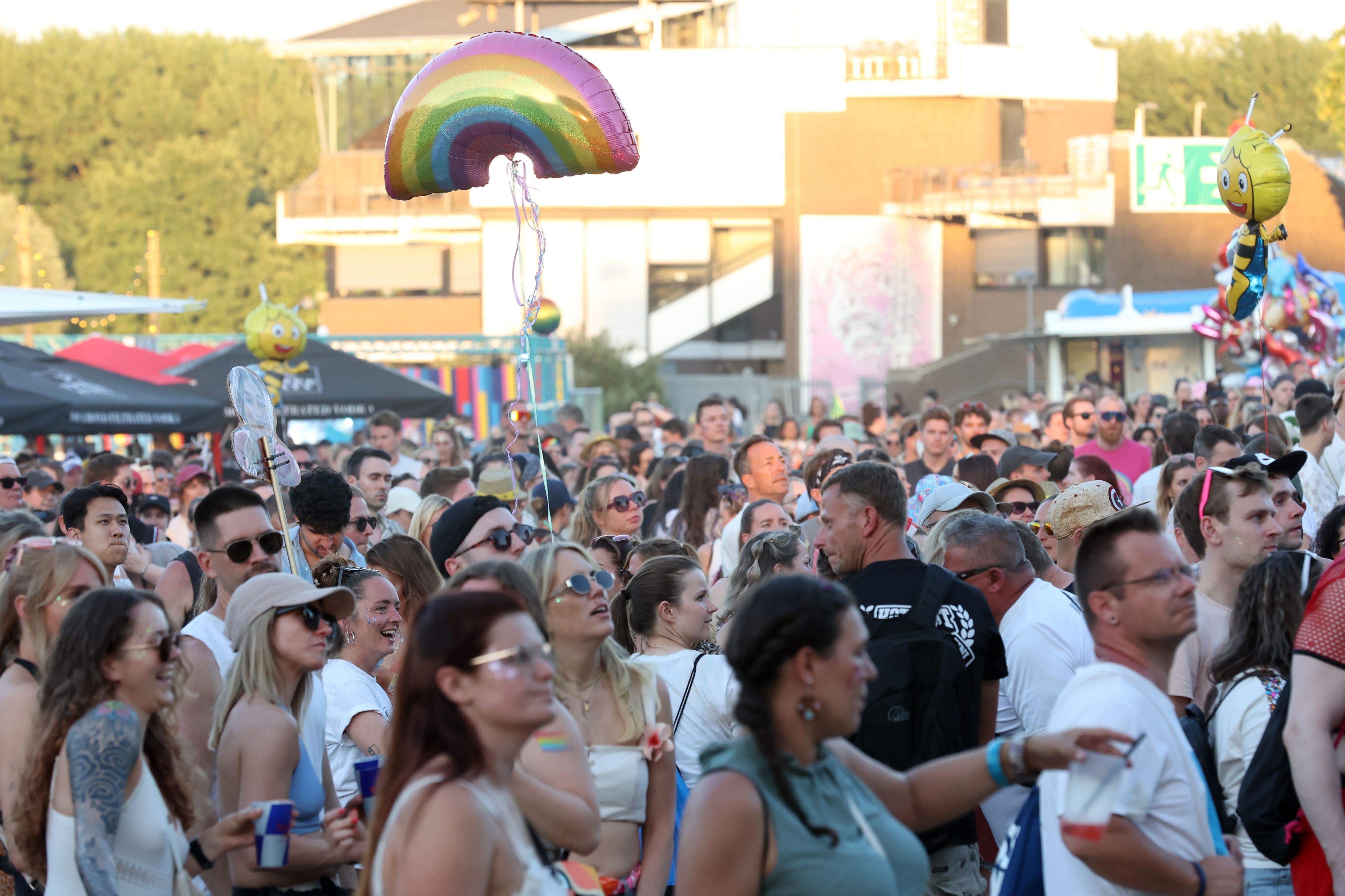 Gäste beim Rainbow-Festival am Fühlinger See (Foto von 2025)