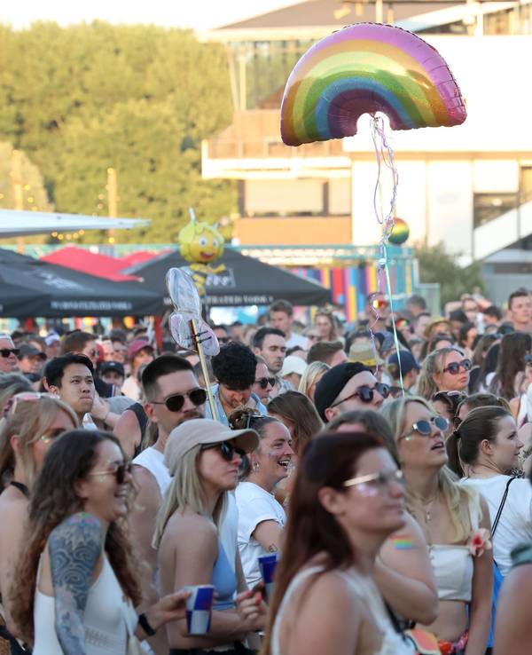 Gäste beim Rainbow-Festival am Fühlinger See (Foto von 2025)