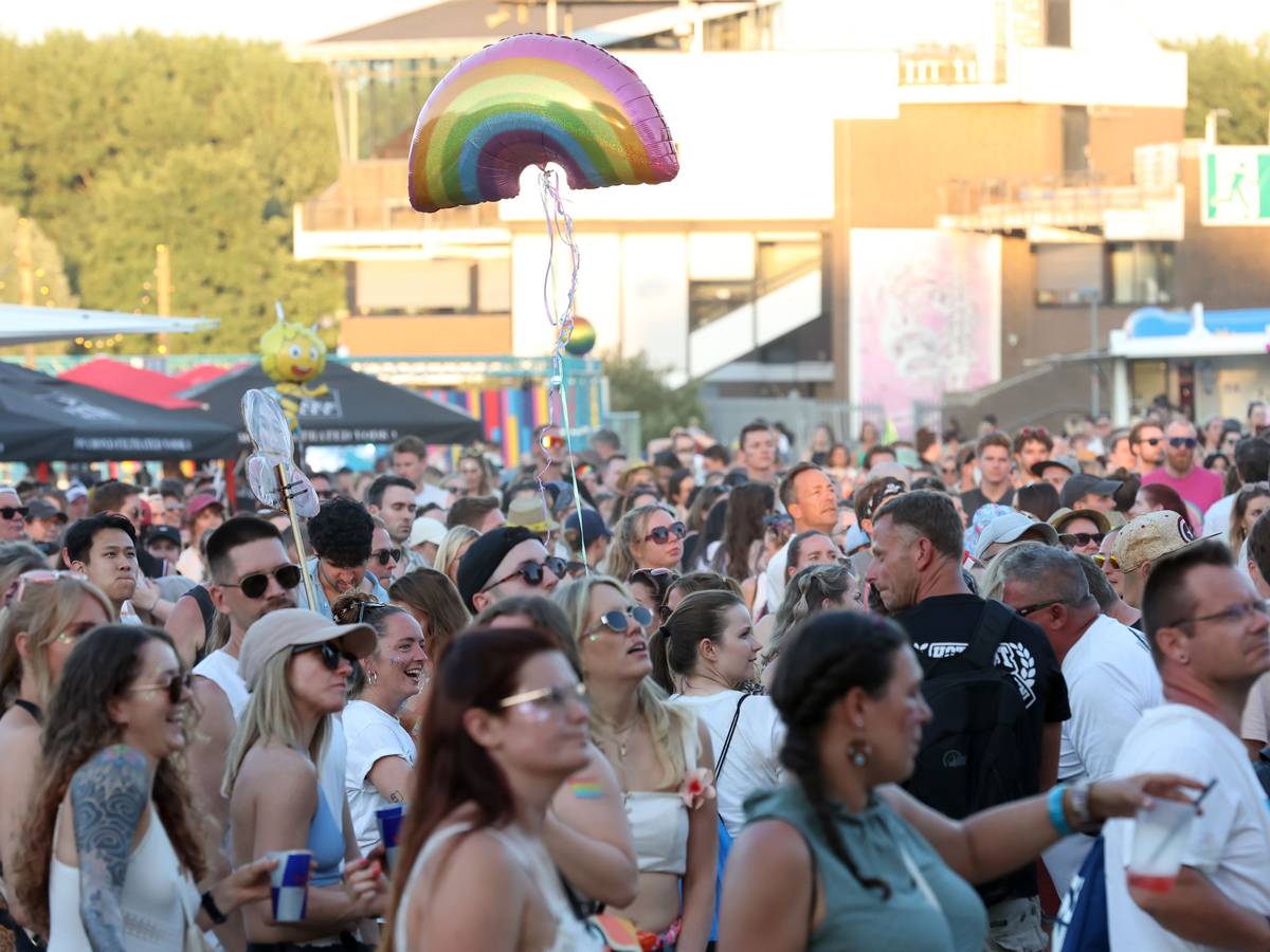 Gäste beim Rainbow-Festival am Fühlinger See (Foto von 2025)