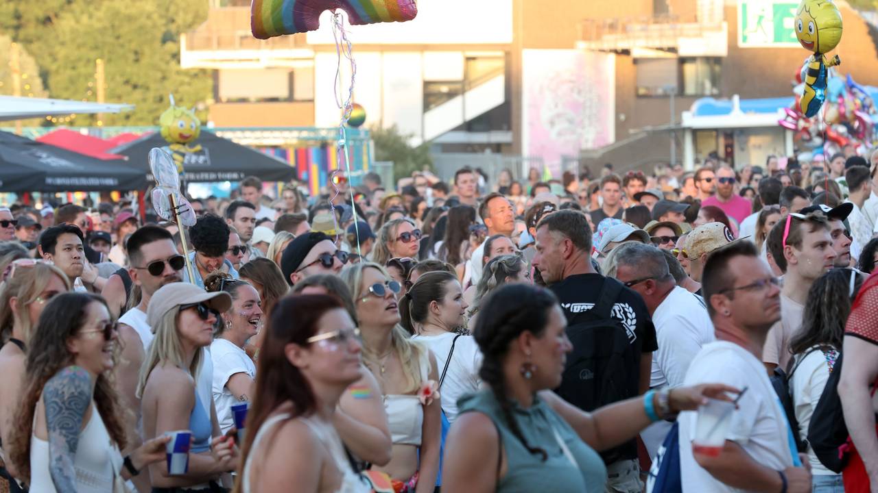 Gäste beim Rainbow-Festival am Fühlinger See (Foto von 2025)