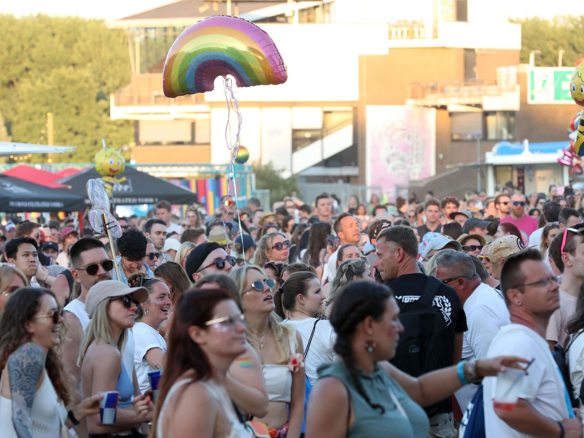 Gäste beim Rainbow-Festival am Fühlinger See (Foto von 2025)