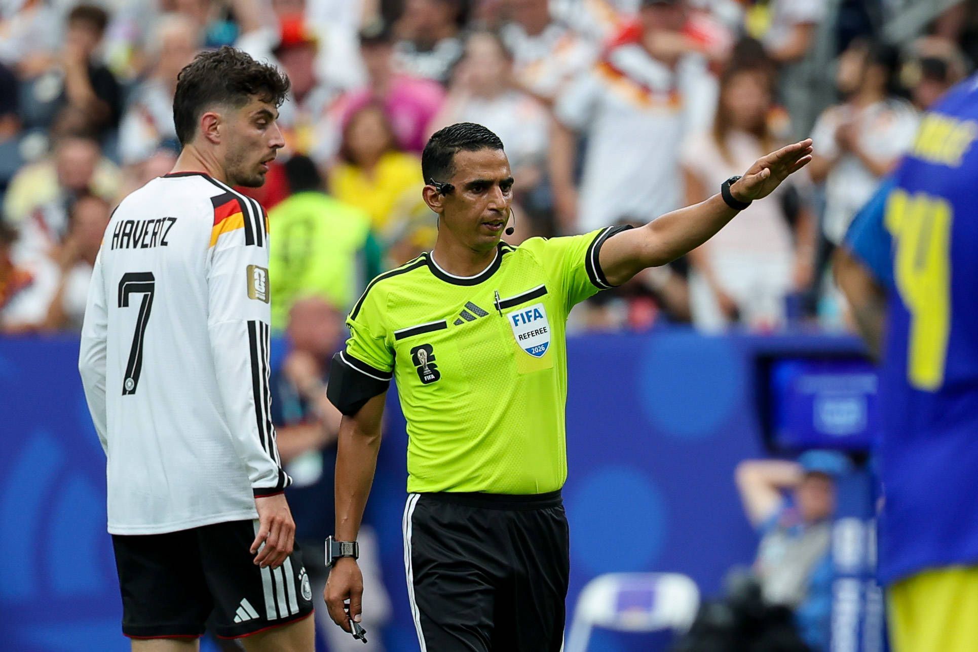 Jalal Jayed gestikuliert, Kai Havertz schaut den Schiri an.
