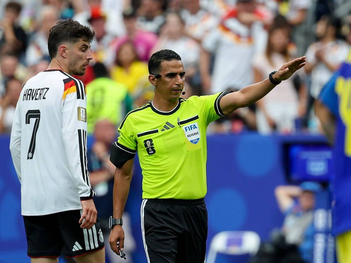Jalal Jayed gestikuliert, Kai Havertz schaut den Schiri an.